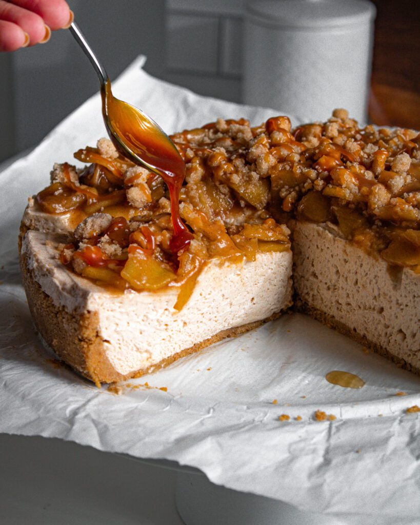 caramel drizzle-no-bake-apple-crumble-cheesecake