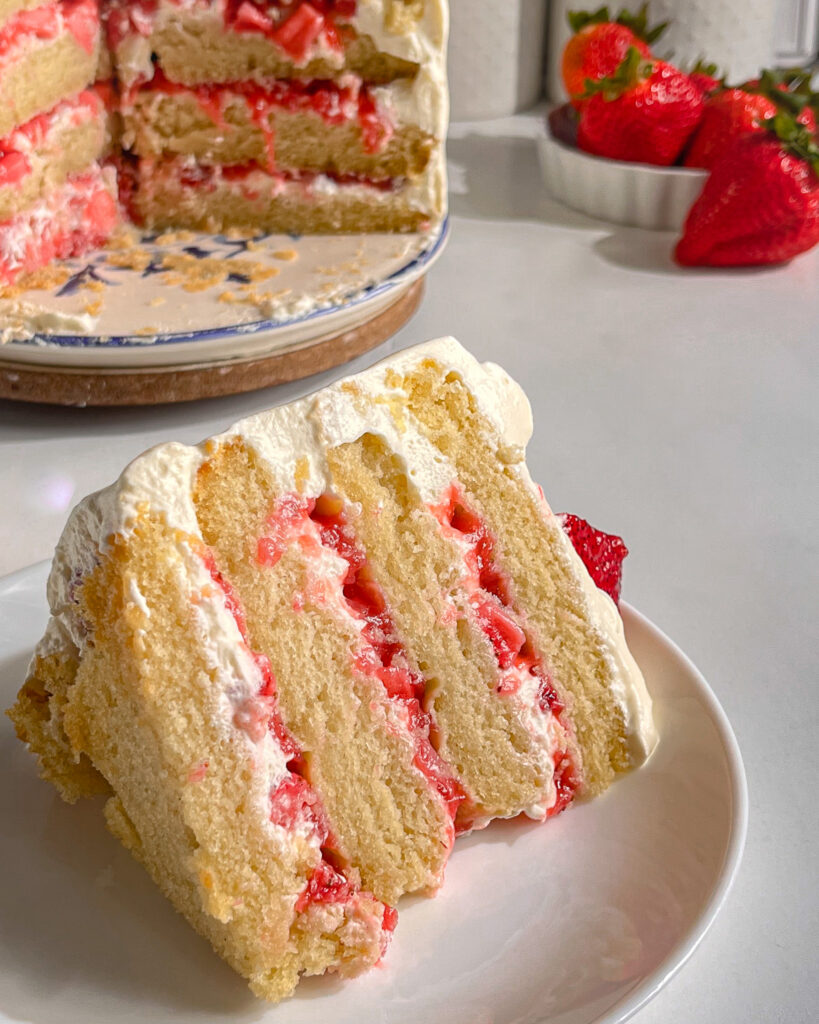 How to make a fluffy strawberry and cream cake