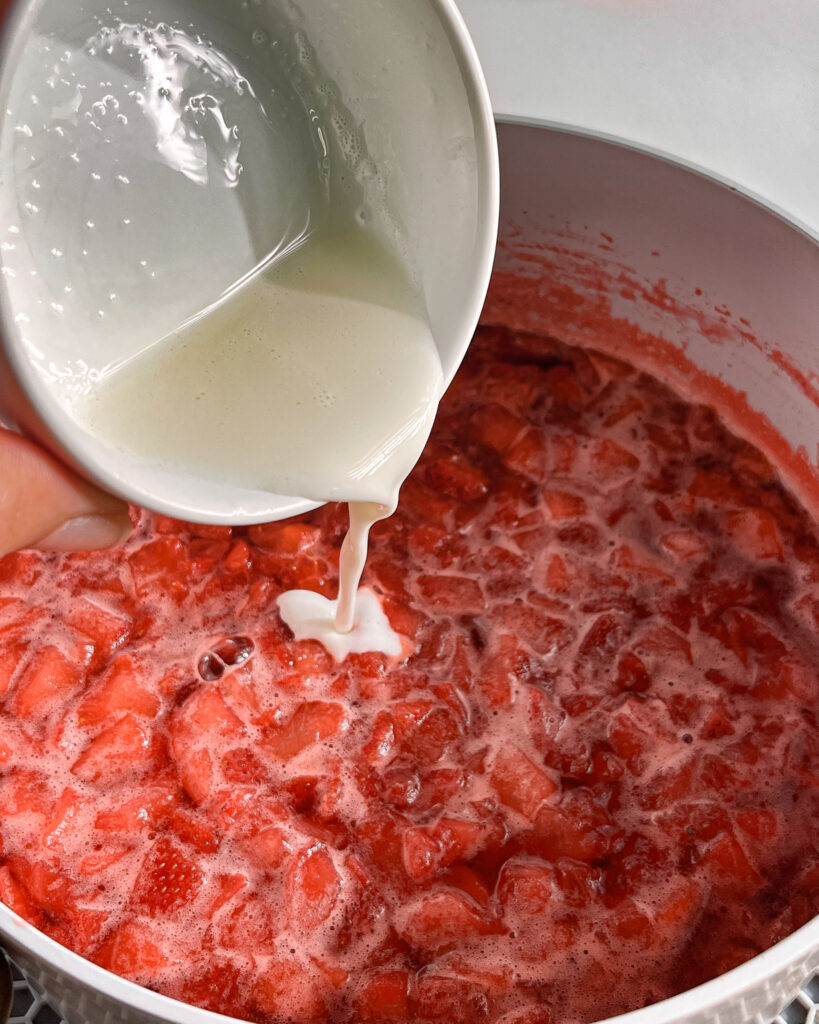 How to make strawberry filling for chocolate cake