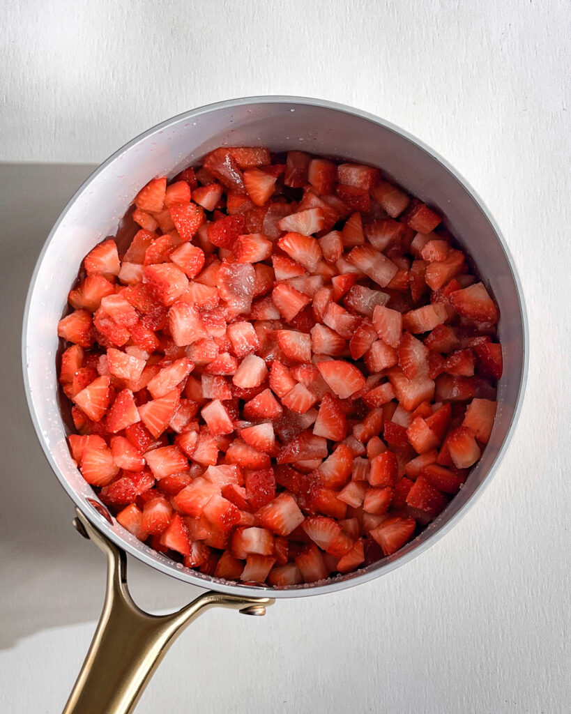 Step-by-step guide to making strawberry sauce for desserts